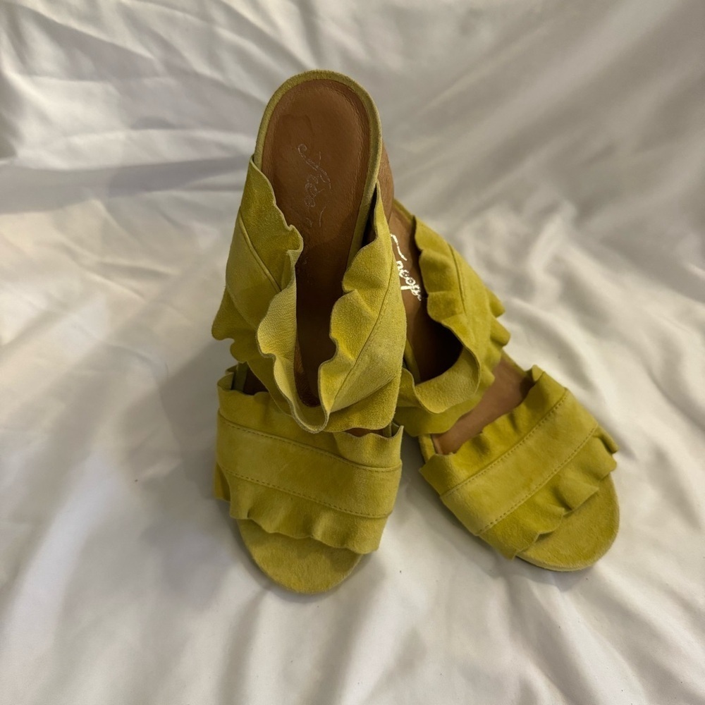 NWOT Free People Rosie Ruffle Suede Heel